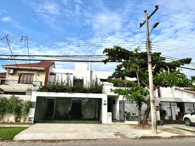 Amplia Casa Elegante Urbanización Cañoto