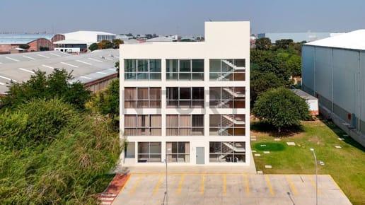 Terreno con Galpón y edificio de Oficinas en Venta 
