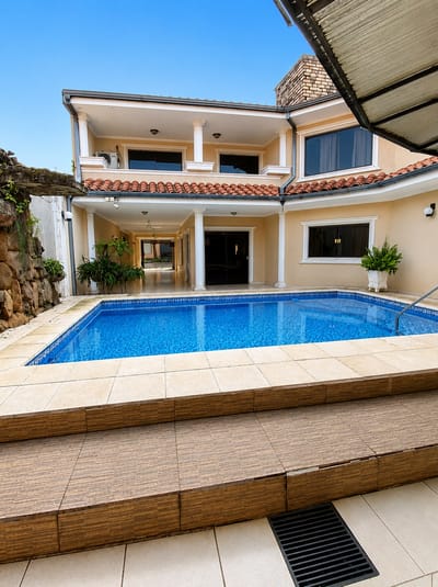 Vendo Casa en Barrio San Pablo | 5 Suites | Piscina | USD 300.000