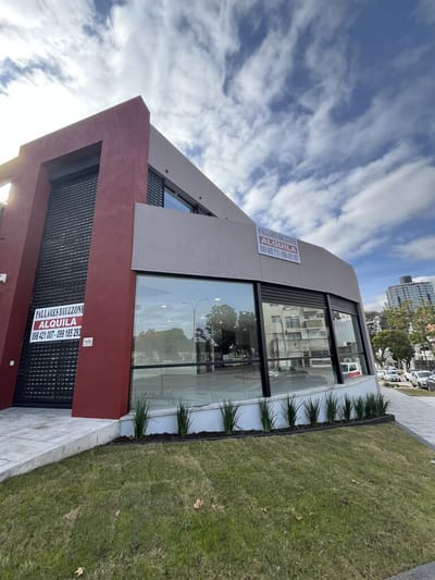 IMPONENTE LOCAL COMERCIAL  A ESTRENAR