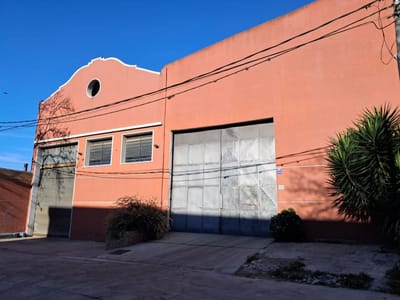 Excelente predio a dos frente sobre Av. Uruguayana.