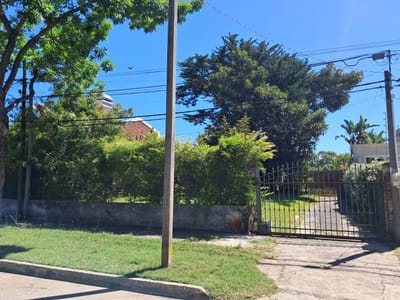 Buen predio, muy lindo entorno, sobre calle Orleans, Carrasco Norte.
