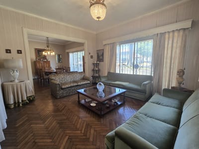 Gran casa esquina, sobre Bv. Artigas, muy amplia!