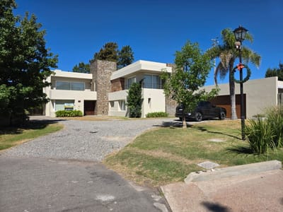 Casa 5 Dormitorios en Barrio Los Olivos: Divino Fondo y Piscina