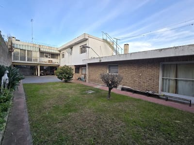 Casa de 2 plantas. Excelente oportunidad para vivienda familiar, dos familias o inversión, con posib