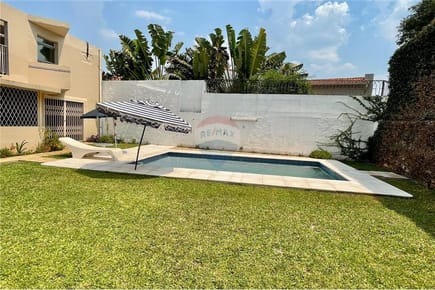 VENDO AMPLIA RESIDENCIA EN BARRIO VILLA MORRA 
