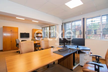 Venta de Oficina con renta en Cordón