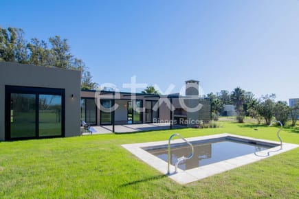 Casa en Venta con Renta en Cumbres de Carrasco