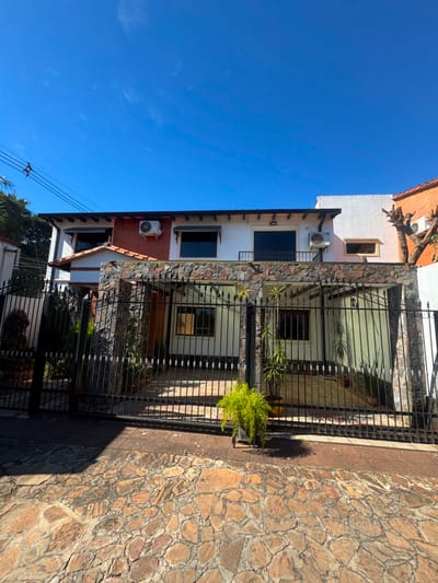 Alquilo Casa Con Piscina En Condominio Privado En Luque  En 7.400.000 Gs / Mes