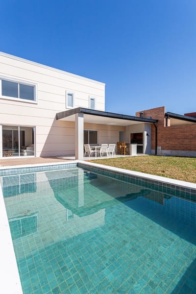 Vendo Casa con Piscina a Estrenar en Luque - Loma Merlo