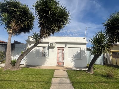 Casa de tres dormit, con gran terreno.