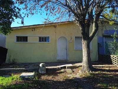 Ideal para renta. Casa y dos apartamentos, todos alquilados.