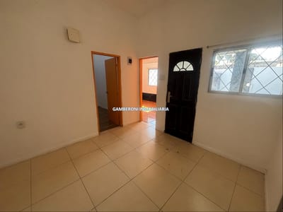 Apartamento de dos dorm y patio en alquiler.