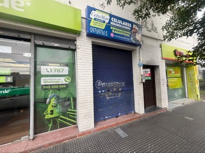 Excelente ubicación sobre Av. Garzón. Tres locales comerciales y casa con terreno.