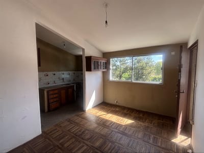 Apartamento en Parque Jardín Colón en venta. Tercer piso. Ya está alquilado.