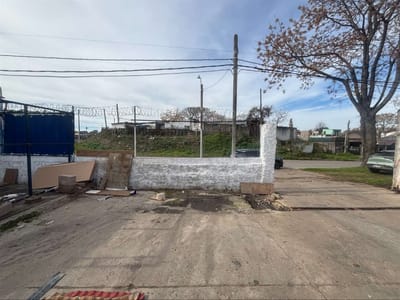 Terreno en excelente ubicación, Calles Versailles y Maria Orticochea, atrás del próximo nuevo Shoping Aventura.