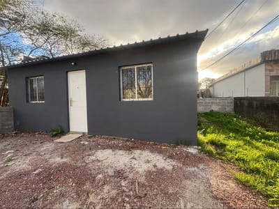 Casa en alquiler en Colón. Dos dormit, patio y lugar para coche.