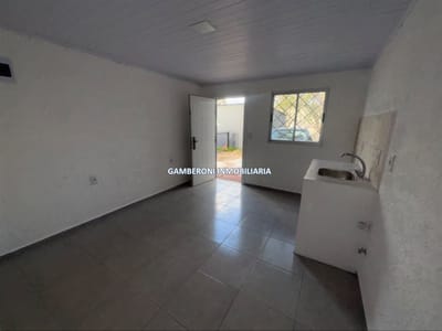 Casa en alquiler a estrenar, un dormitorio y entrada para coche.