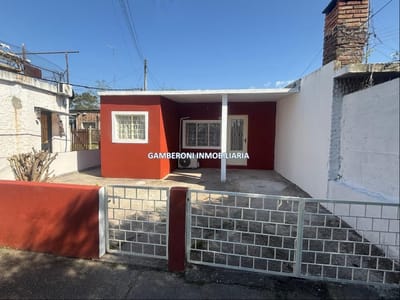 Casa en barrio Lezica. Tres dormit. Lugar para coche.