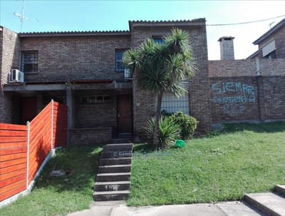 Duplex en Complejo Juana de Ibarburu. Se vende alquilado.