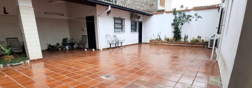 Vendo Residencia..  En el Barrio Mburucuya