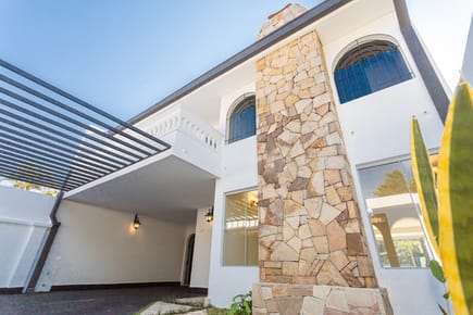 EN VENTA HERMOSA RESIDENCIA EN BARRIO MCAL ESTIGARRIBIA ZONA LOS LAURELES