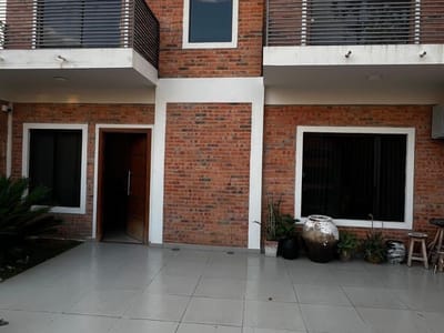 VENDO DUPLEX EN ESQUINA EN BARRIO MBACHIO LAMBARÉ