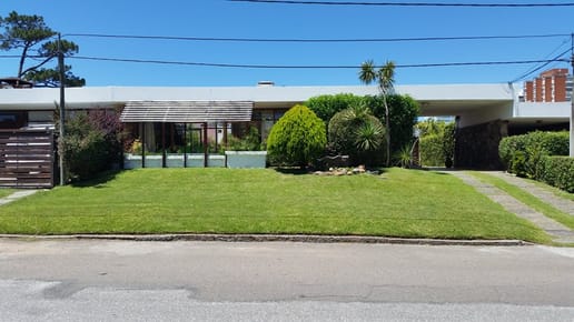 Hermosa casa 5 dormitorios 5 baños 4 en suite Playa Mansa Punta del Este