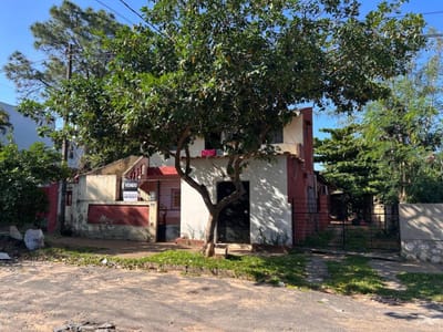 TERRENO EN VENTA EN MBOCAYATY CON PROPIEDAD A REFACCIONAR O DEMOLER