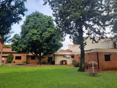 Vendo casa en Ycua Satí. Oasis en medio de la ciudad. 1.524 m2 