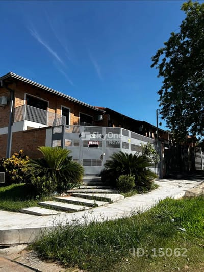 HERMOSO DUPLÉX EN ESQUINA EN VENTA EN LAMBARÉ