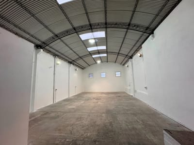 Local Comercial o Depósito sobre la Av. Rivera 3636 esq. Pedro Bustamante.