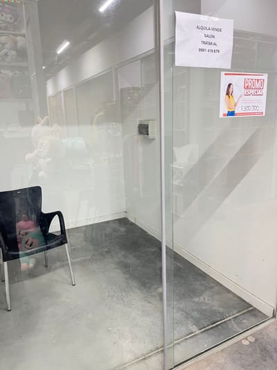 Vendo Salón Comercial En Galeria M4 (mercado 4)