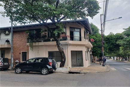 En Venta Propiedad con 3 departamentos y 4 salones Centro de Asunción
