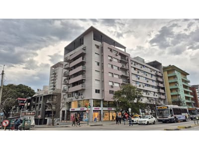 VENDE COCHERA EN EDIFICIO ARSENAL - LINDERO MEDICA URUGUAYA