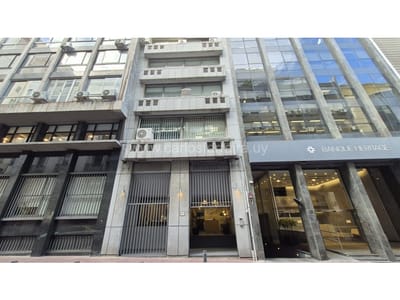 VENDE OFICINA DE 83 M2 - ALQUILADA - PLAZA MATRIZ - CIUDAD VIEJA