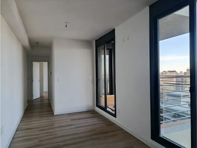 ALQUILA APARTAMENTO PISO 12 CON BALCON.