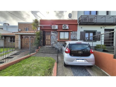 VENDE CASA 3 DORMITORIOS, 3 BAÑOS, COCHERA Y FONDO - MALVIN SUR
