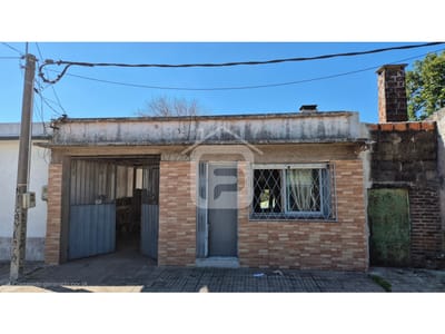 VENDE CASA 2 DORMITORIOS CON GARAJE Y FONDO - RIVERA
