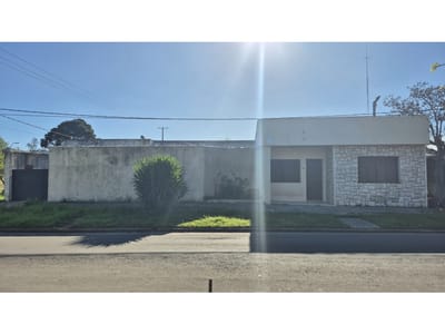 VENDE CASA DE 4 DORMITORIOS, 3 BAÑOS Y GARAJE - TERRENO 300 m2