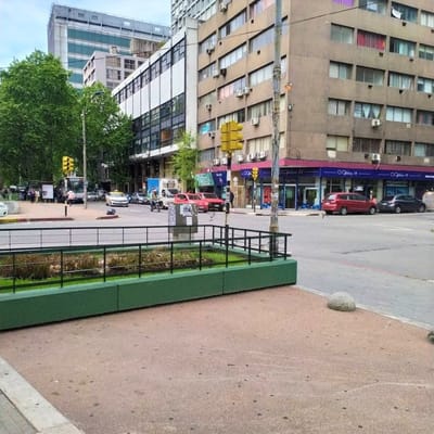 Alquilo Local Cordón Sobre Calle Colonia A Metros Bps Y Acj