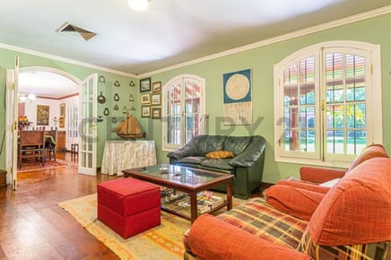 Residencia estilo Colonial en Barrio San Jorge en venta