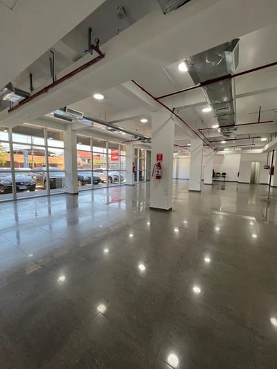 VENDO IMPONENTE EDIFICIO CORPORATIVO CON OFICINAS Y ESTACIONAMIENTOS SOBRE AVENIDA ARTIGAS ZONA DISTRITO PERSEVERANCIA