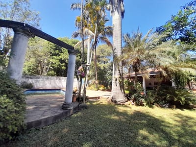 EN VENTA – IMPONENTE RESIDENCIA CON AMPLIO TERRENO EN BARRIO SAN CRISTÓBAL