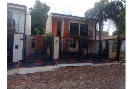 VENDO DUPLEX EN LAMBARE PANAMBIRETA