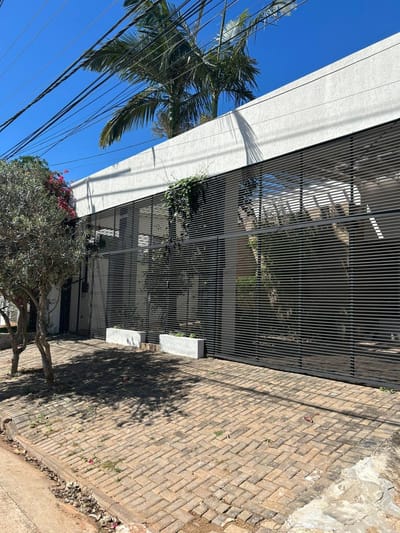 RESIDENCIA EN UNA SOLA PLANTA EN BARRIO MBURUCUYA