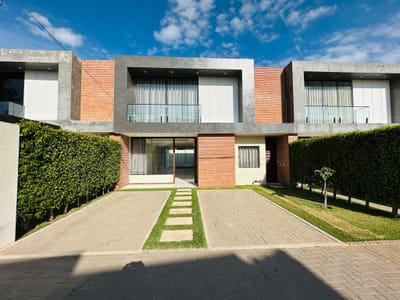 Alquiler casa 4 habitaciones en condominio zona norte, espaciosa y moderna