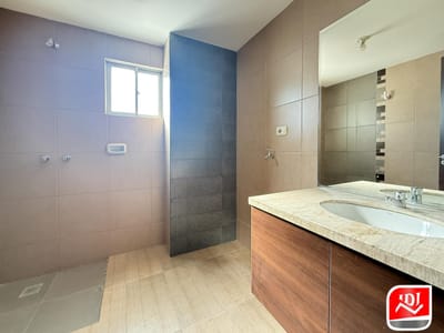 DEPARTAMENTO DE 2 DORMITORIOS + PARQUEO EN VENTA 
