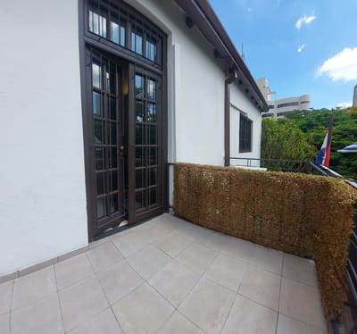 Alquilo hermosa residencia en Barrio Ciudad Nueva de uso comercial 