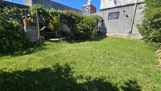 Casa Con Jardín, Fondo Y Garaje Para 6 Autos